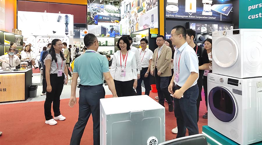 廣交會(huì)迎來大咖！江門市市長親臨金環(huán)電器展位參觀交流