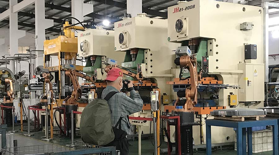 江門市攝影協(xié)會蒞臨金環(huán)電器拍攝交流  用鏡頭見證實力！