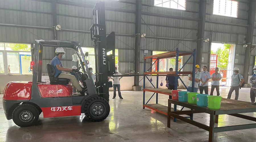 比技能 展風(fēng)采！金環(huán)電器參與鶴城鎮(zhèn)第二屆企業(yè)職工叉車技能競賽